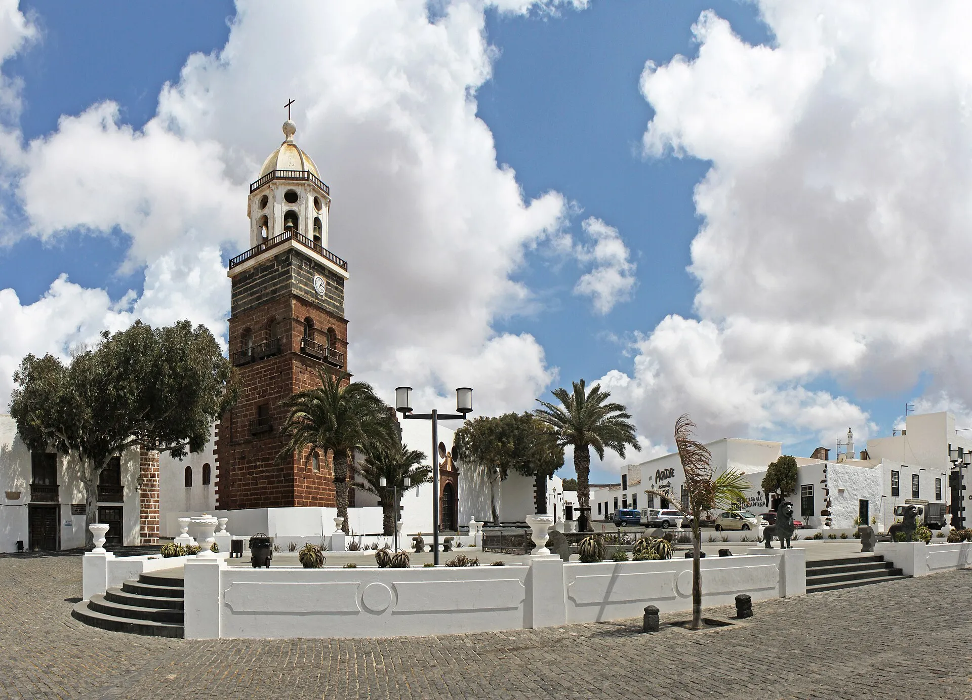 Der Turm der Kirche Nuestra Señora de Guadalupe über dem weiß gekalkten Platz von Teguise