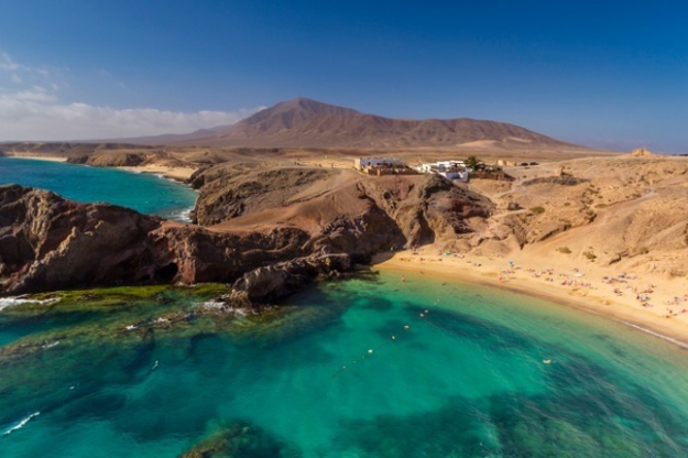 Cliffs at Papagayo, a cove of white sand, reduced size and great beauty